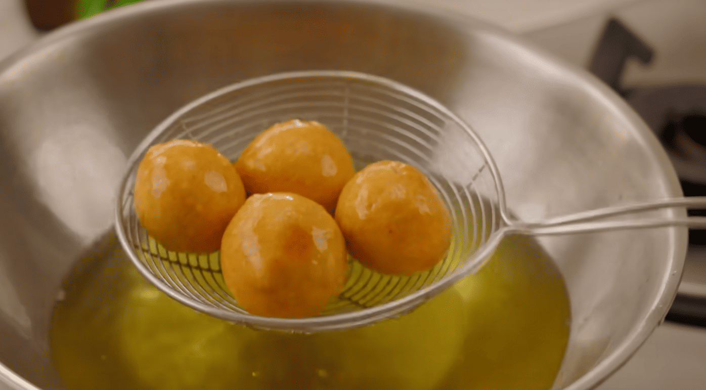 Delicious and Crispy Matar Kachori Recipe